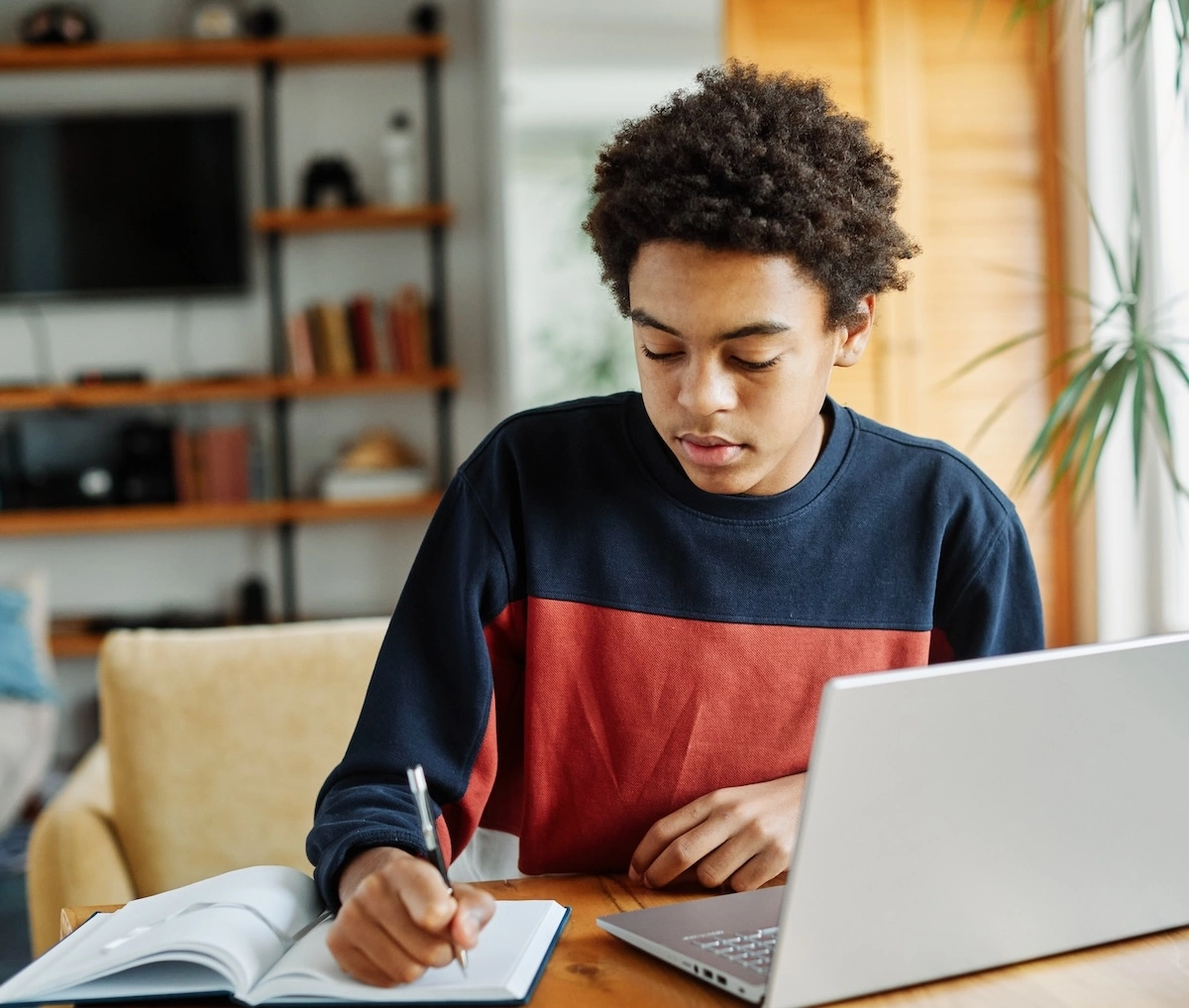 A child learning online